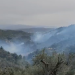 Zjarr masiv në Peshtan të Fierit, flakët të favorizuara nga era përfshijnë zonën pranë antenave televizive dhe atyre celulare 