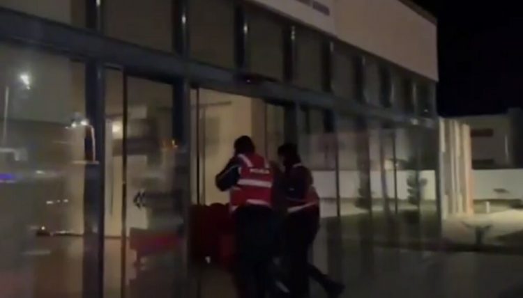 Shantazhonte nëpërmjet celularit 21-vjeçaren, për t’i dhënë para, vihet në pranga 22-vjeçari