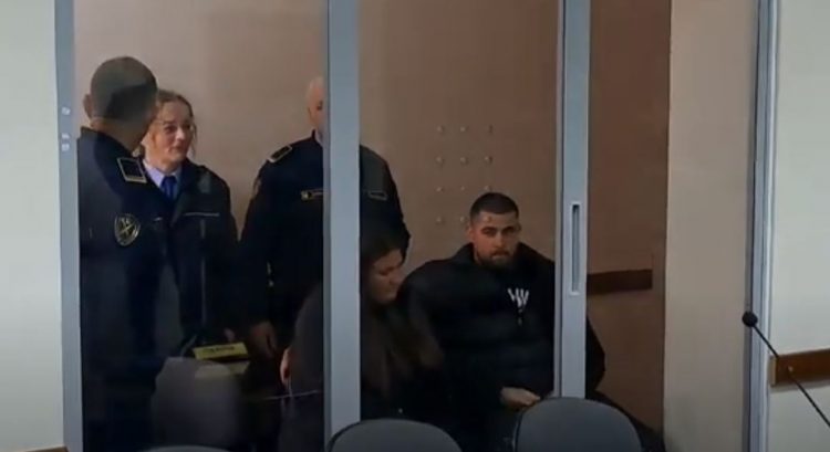 E arrestuar për vjedhje, pastruesja e Alda Klosit dhe djali i saj dalin para togave të zeza 