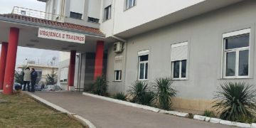 Plagoset me armë 25-vjeçari në Mamurras, dërgohet me urgjencë te Trauma