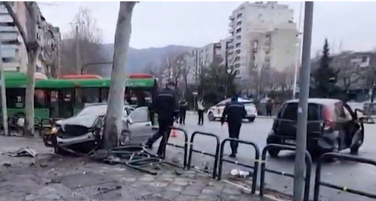 Aksidentohen dy makina në Tiranë, njëra prej tyre përplaset me pemën dhe kangjellat e rrugës