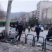 Aksidentohen dy makina në Tiranë, njëra prej tyre përplaset me pemën dhe kangjellat e rrugës