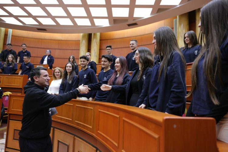 Veliaj me ekselentët e shkollave “Partizani” dhe “Besnik Sykja”: Bashkëpunoni gjithmonë me njëri-tjetrin për të ecur përpara