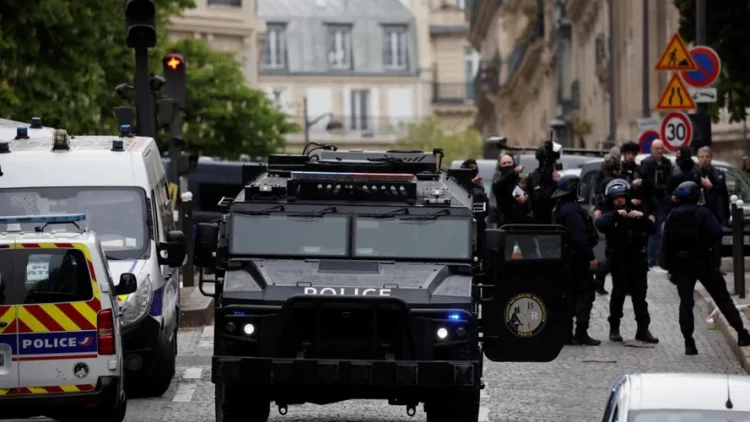 Paris, një person kërcënon se do të hidhet në erë në konsullatën iraniane
