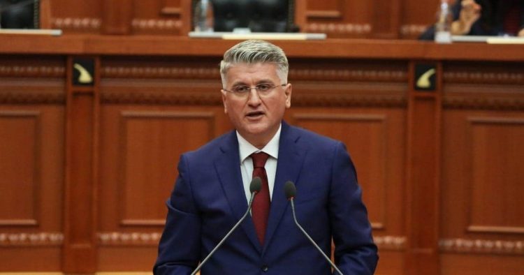 “Europa më larg se ura e Qabesë”, ironia e Gjekmarkajt në Kuvend: Fjala grihet si qofte, premtimi del si petull, gënjeshtra vërshon si …