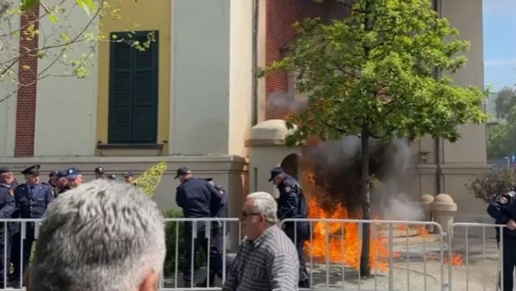 Protesta/Hidhet molotov para bashkisë së Tiranës, protestuesit tentojnë të heqin gardhin metalik 