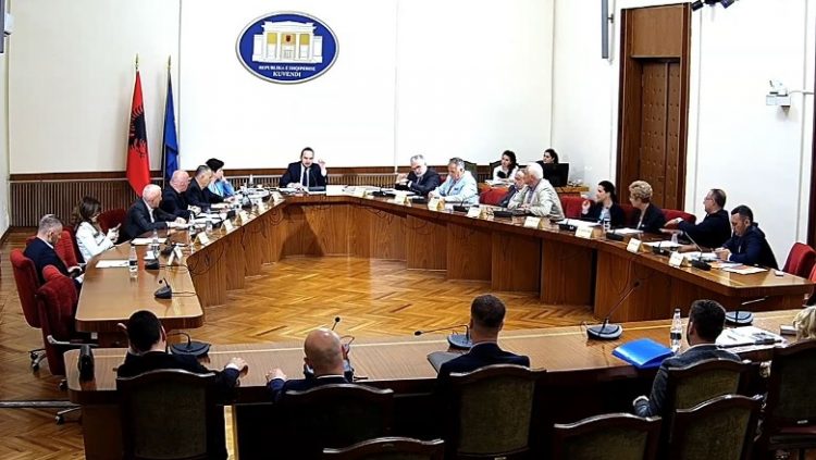 Opozita dhe mazhoranca debate në komisionin për TIMS, votimi i kërkesës së ekspertëve shtyhet për të hënën
