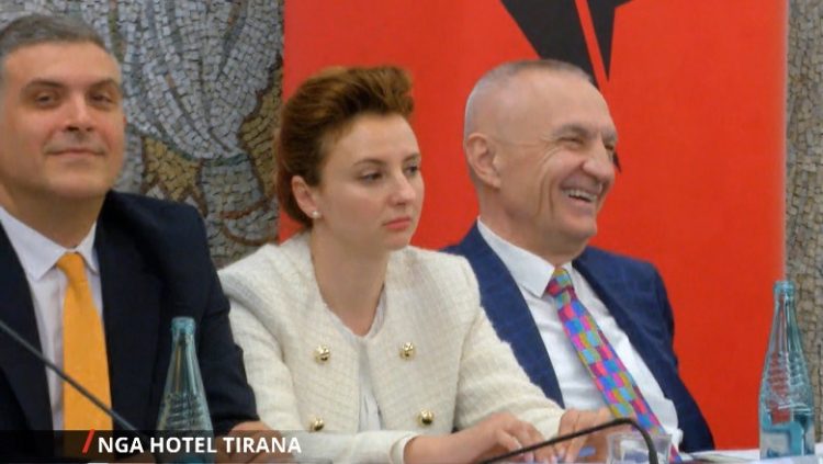 Meta shkrihet së qeshur gjatë fjalës së Kryemadhit në mbledhjen e PL-së