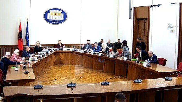 Pas 3 orësh debate, PS braktis Komisionin Hetimor të Shëndetësisë! Vokshi: Po pengojnë hetimin 