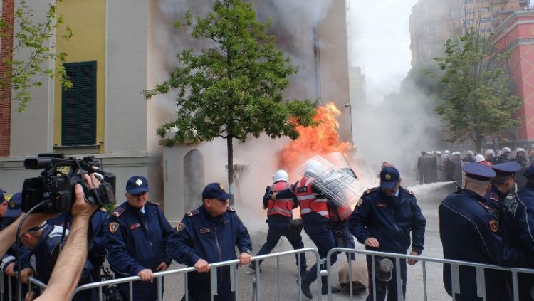 Në kërkim për molotovët e hedhur para Bashkisë Tiranë një javë më parë, dy qytetarët ndalohen në protestën e sotme