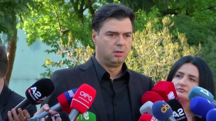 Basha ironizon Metën: Qesha me performancën e mjerueshme