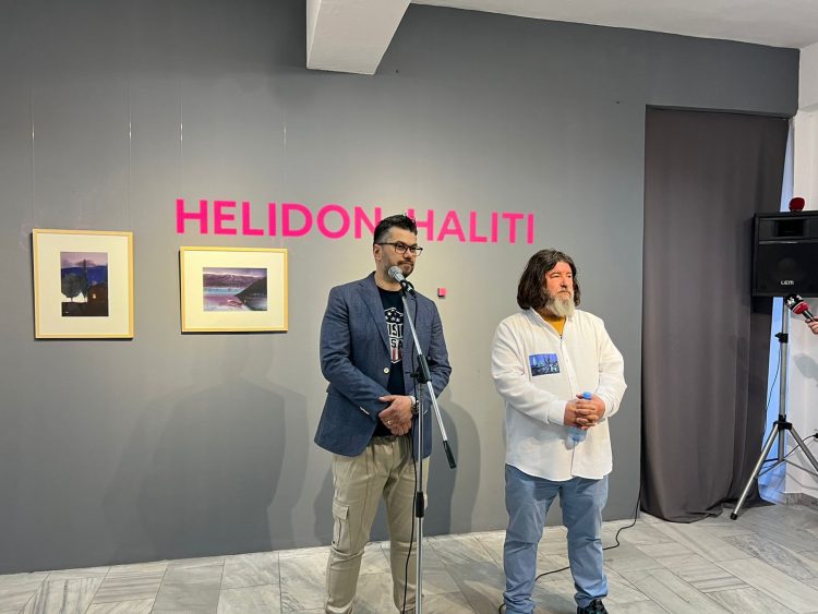 “Udhëtarët e kotësisë”, piktori Helidon Haliti hap në Shkodër ekspozitën më të madhe të tij