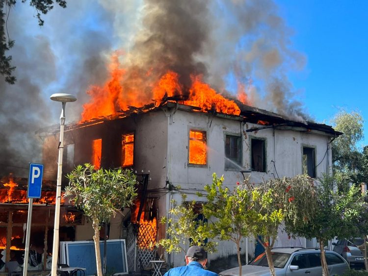 Ndërtesa e vetme e kohës së mbretit Zog në Sarandë, përfshihet nga zjarri bar “Butrinti”