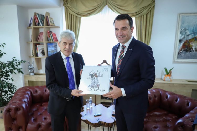 Këshilli Bashkiak i Tiranës i jep sot titullin “Qytetar Nderi”, Ali Ahmetit