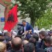 Me flamur në dorë, Tedi Blushi tenton të kalojë mbi kordonin e policisë