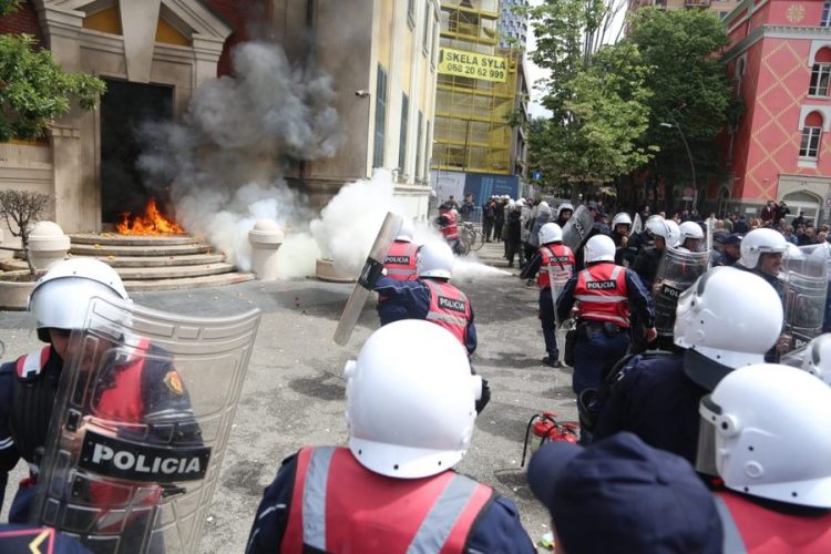 Molotovët para bashkisë së Tiranës, policia arreston dy persona