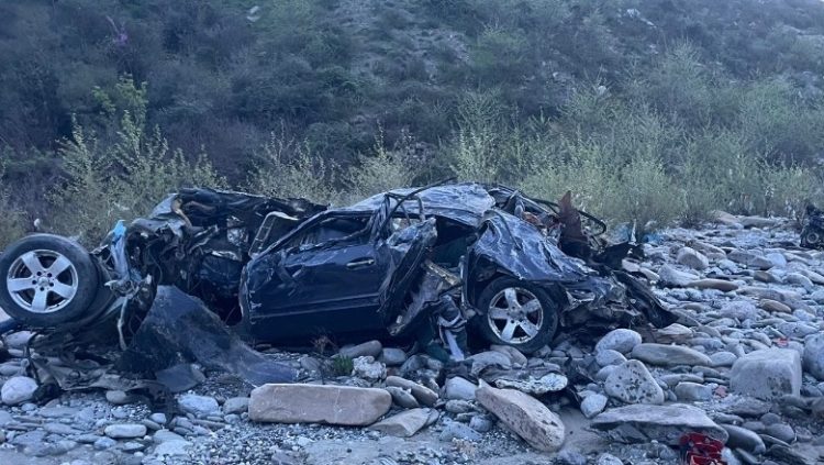 Këlcyrë/ Makina del nga rruga dhe përfundon në Vjosë, humbin jetën 8 persona, mes tyre 7 emigrantë