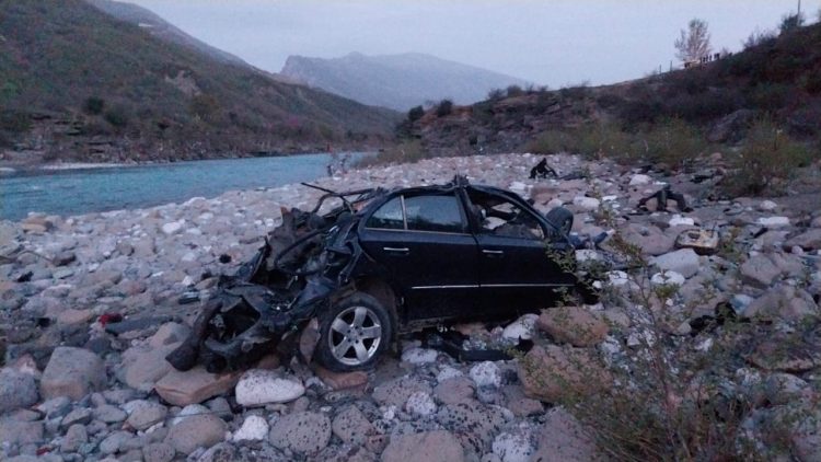 Aksidenti me 8 të vdekur/ Si ra makina nga 100 metër lartësi, dy trupa të pajetë ende brenda mjetit