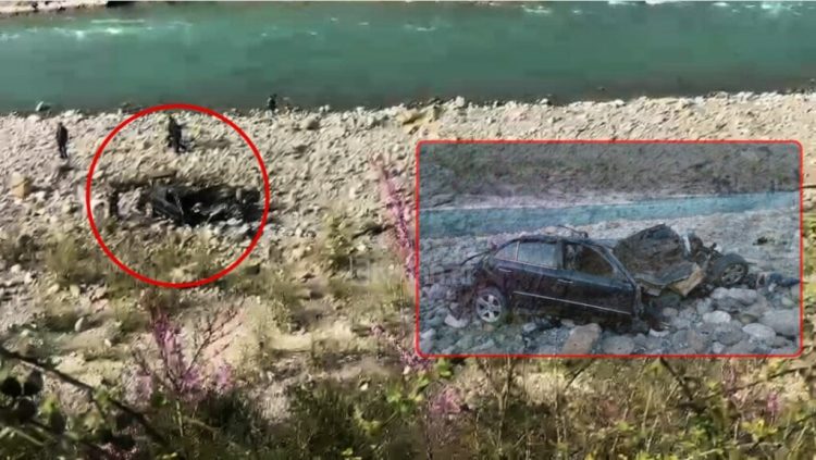 Aksidenti me 8 viktima/ ‘Benz’-i i mbushur me klandestinë tentoi t’i ikë policisë, ‘fluturoi’ në anë të lumit Vjosë