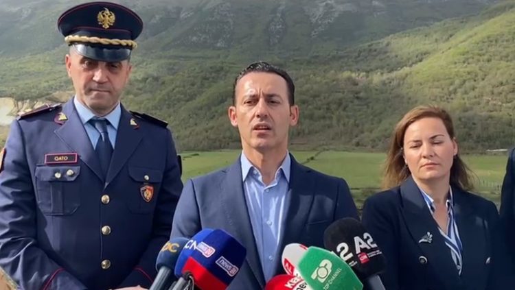 Aksidenti i frikshëm në Këlcyrë/ Drejtori i Policisë: Mjeti u pikas nga shpejtësia! Efektivët i kanë bërë shenjë të ndalojë, por u largua