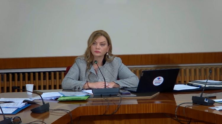 Vokshi debat me sekretarin e Komisionit: PS po i bën shantazhe e presion stafit!