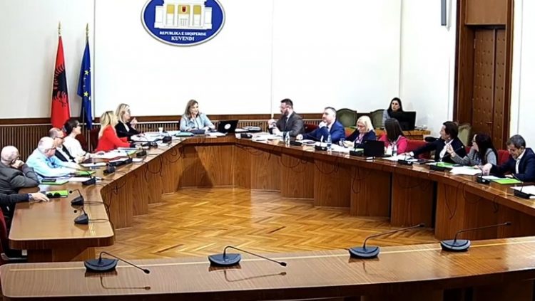 Komisioni Hetimor për Shëndetësinë, Vokshi: Firmosni deklaratën që s’jeni në konflikt interesi! Ndreca tenton të largohet