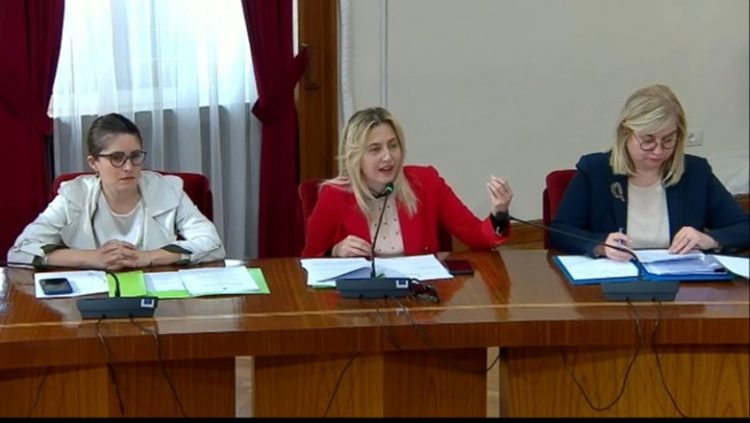 Ndreca tentoi të ikë nga mbledhja/ Zhupa: Ia fute vrapit! Ke frikë të firmosësh për konfliktin e interesit