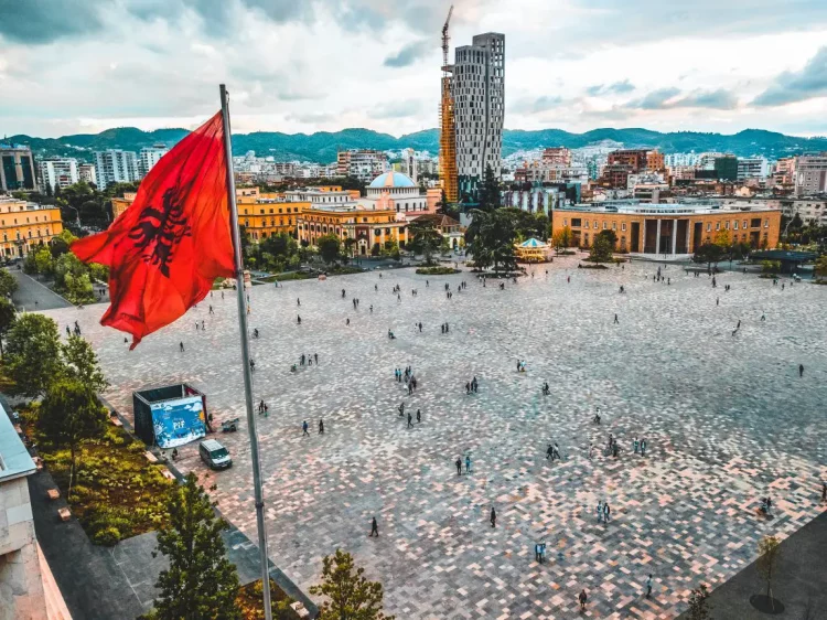 Tirana, në kryqëzim të botëve