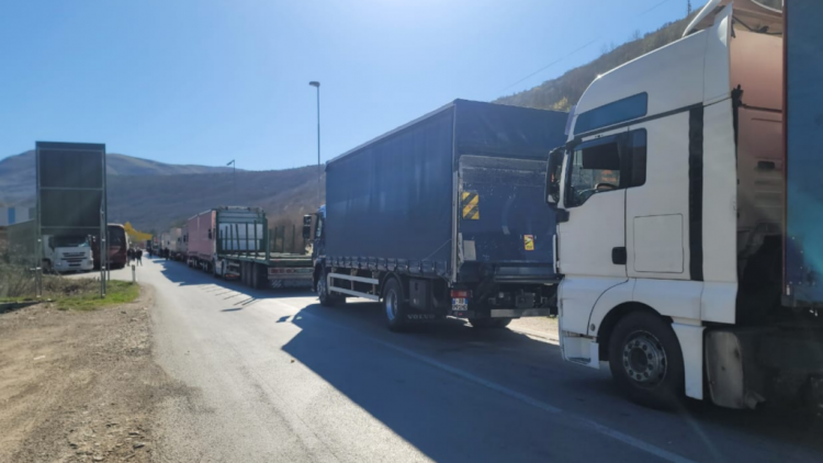 Hapet kufiri me Greqinë, radhë kilometrike e kamionëve në Kapshticë