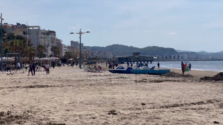 Sezoni i ri veror/ Nis pastrimi i plazhit në Durrës