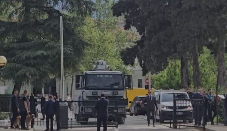 Opozita protestë para Bashkisë/ Policia merr masa, vendos autobote me ujë pranë hyrjes së Kuvendit