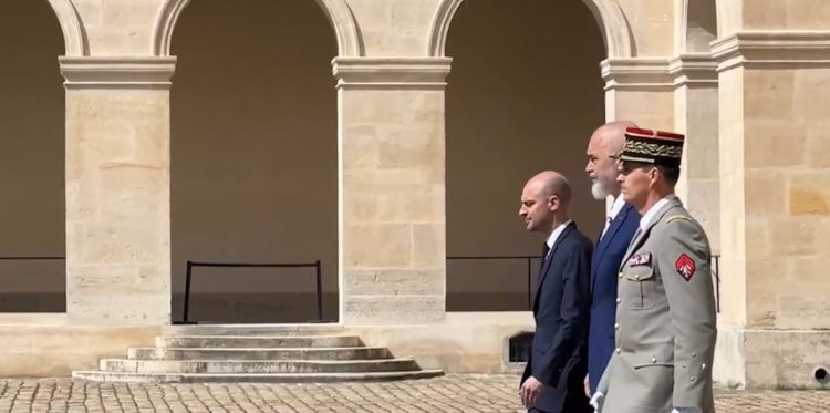 Francë/ Kryeministri Edi Rama pritet me nderime ushtarake në Paris