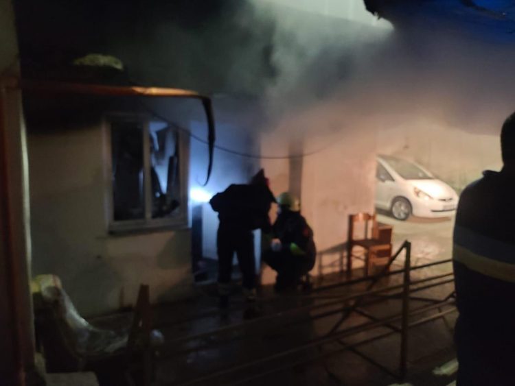 Përfshihet nga flakët dyqani në katin e parë të një pallati në Gjirokastër