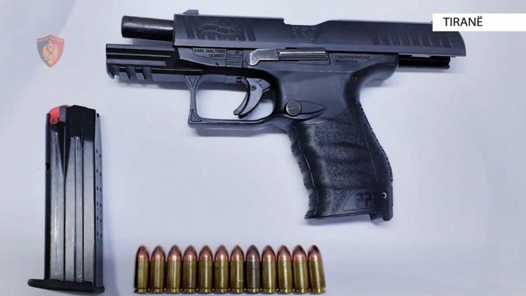 Me pistoletë në lokal, arrestohet 27-vjeçari në Kombinat