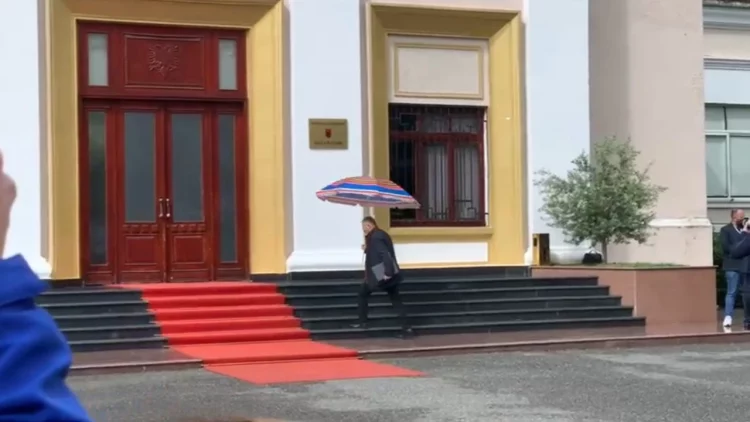 Deputeti i PD shkon në Kuvend me çadër plazhi