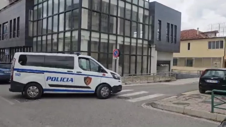 Akuzohen se përdhunuan të riun me probleme të shëndetit mendor, jepet masa e sigurisë për dy të arrestuarit në Elbasan