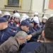 Protestuesit çajnë kordonin e policisë, tentojnë të hyjnë në Bashkinë e Tiranës