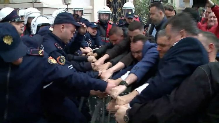 Tensione në bashkinë e Tiranës/ Noka përplaset me policinë, tenton të “shkulë” gardhin metalik