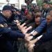 Tensione në bashkinë e Tiranës/ Noka përplaset me policinë, tenton të “shkulë” gardhin metalik