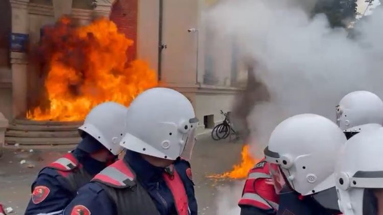 BE dënon dhunën te protesta në Bashkinë e Tiranës: Akte të tilla nuk kanë vend në një shoqëri demokratike