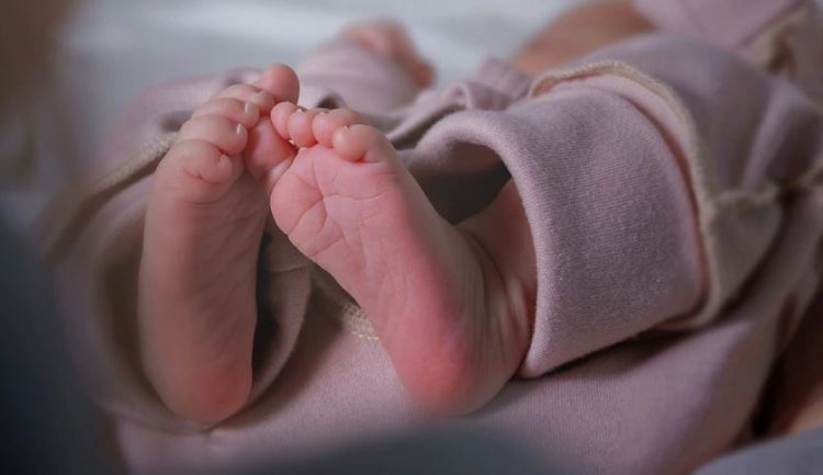 Greqi/ Vajza 1 vjeç vdes për shkak të abuzimit seksual dhe dhunës nga prindërit