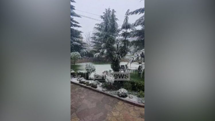 Borë edhe në Voskopojë, asnjë problem në lëvizjen e automjeteve