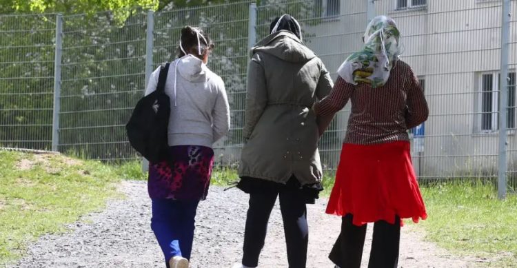 Kufizohet dhënia e parave chash/ Azilkërkuesit në Gjermani i marrin ndihmat në kartë pagese