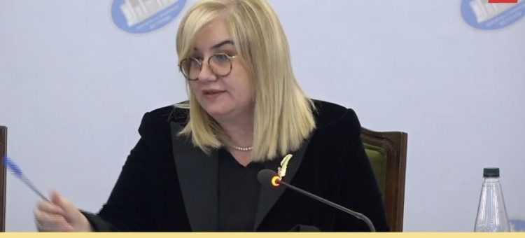 “Shndërron Shqipërinë në një laborator të madh kriminal”/ Zheni Gjergji për lejimin e surrogacisë: Ligji u hartua në fshehtësi në klinikat private