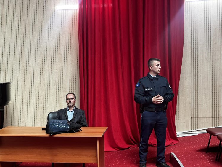 Studentja me lot në sy i thotë profesorit: Ti më ke thënë a dëshiron të bëj masazh (VIDEO)