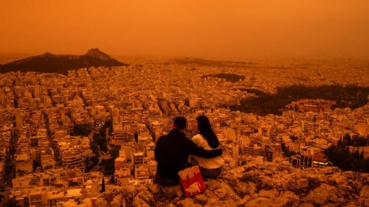 Po krahasohet me planetin Mars/ Athina bëhet portokalli nga pluhuri afrikan