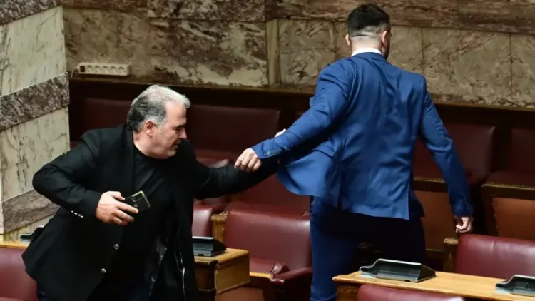 Të ** nënën”/ Plas grushti në Parlamentin grek, deputeti i pavarur godet me grusht kolegun