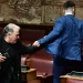 Të ** nënën”/ Plas grushti në Parlamentin grek, deputeti i pavarur godet me grusht kolegun