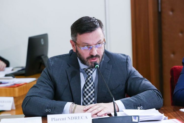Ndreca: Një inxhiniere tekstile s’ma tregon dot ligjin! Vokshi: Kur denoncojmë abuzimet të dhemb