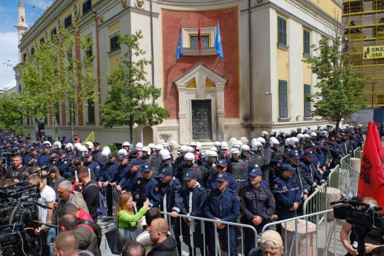 Hodhi molotov gjatë protestës para Bashkisë/ Arrestohet 31-vjeçari nga Laçi, nën hetim një tjetër